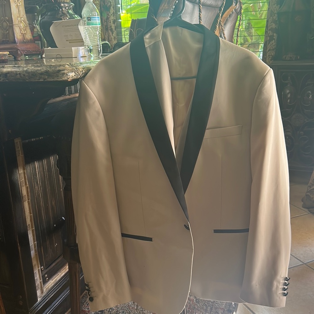 Men’s suit I’m including scarf and bow comes with a jacket vest and pants